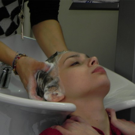 Λουσιμο με σαμπουαν βαθεως καθαρισμου